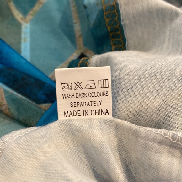 Beautiful poly and cotton top with rounded neck - Picture 5 of 5